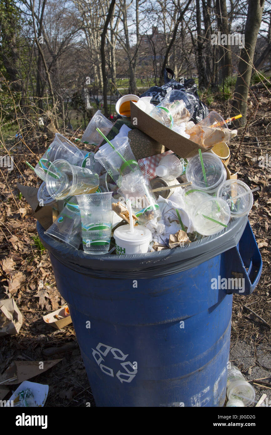 Bidoni traboccanti di spazzatura in un food festival stand testimonianza di un uso del tempo, usa e getta, dispendioso, ecologicamente sconsiderati cultura del consumo viviamo ancora in. Prospettiva Psark, Brooklyn, New York. Foto Stock