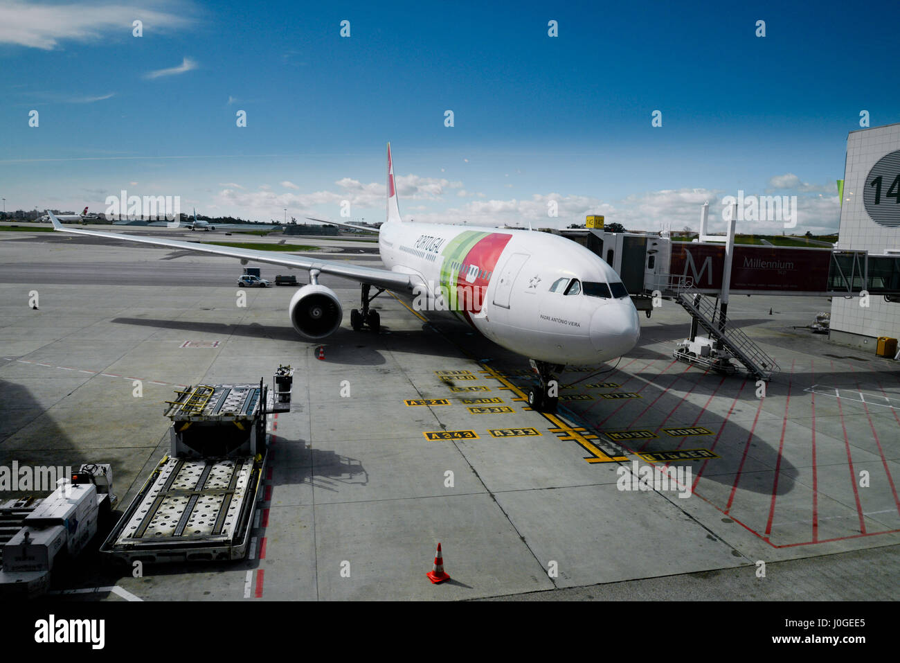 Airbus A330-200 (Padre Antonio Vieira) il portoghese del vettore nazionale tocca al gate 141 dall'Aeroporto di Lisbona, Portogallo Foto Stock
