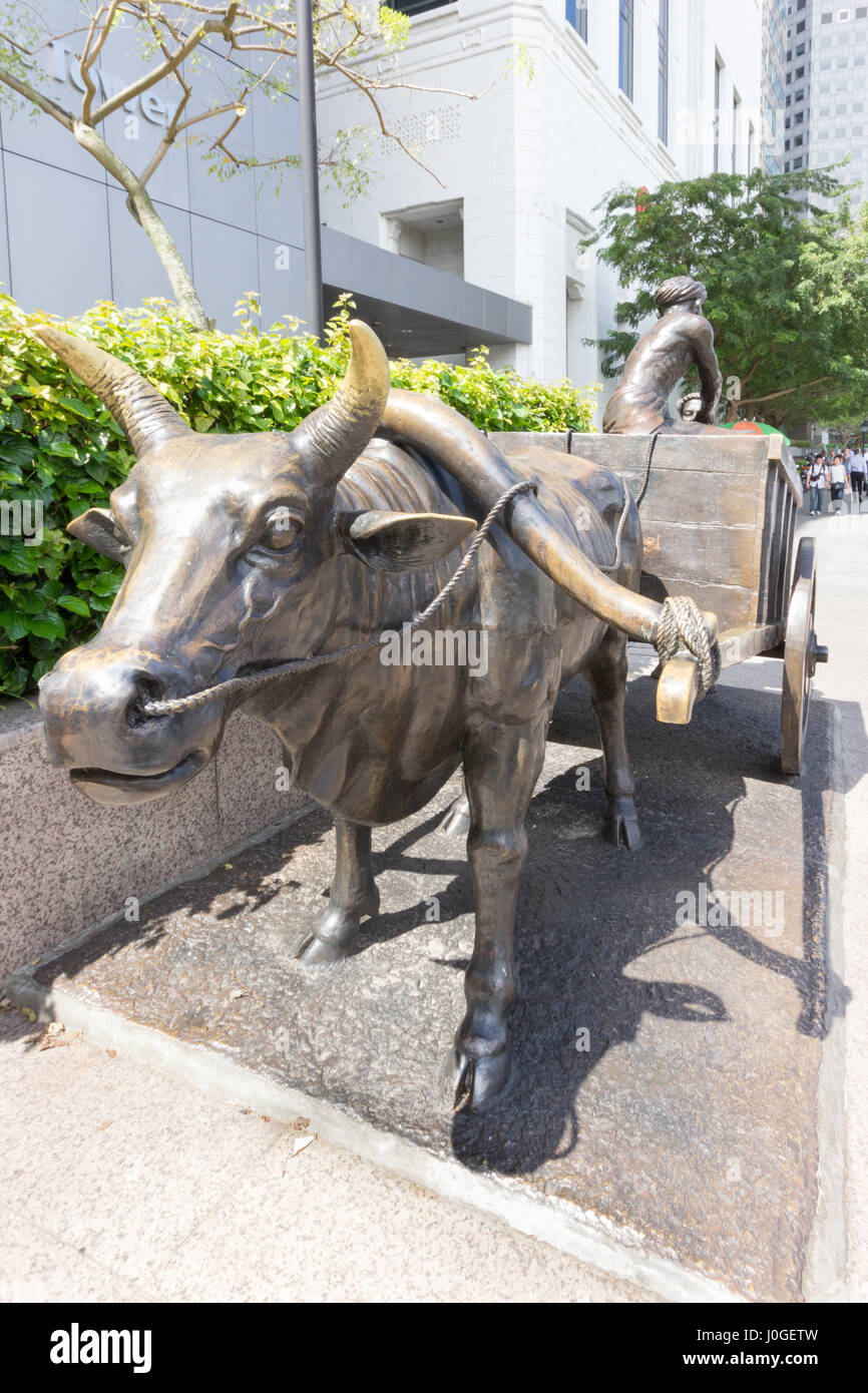 La scultura in bronzo di bue e il carrello su dal fiume Singapore Foto Stock