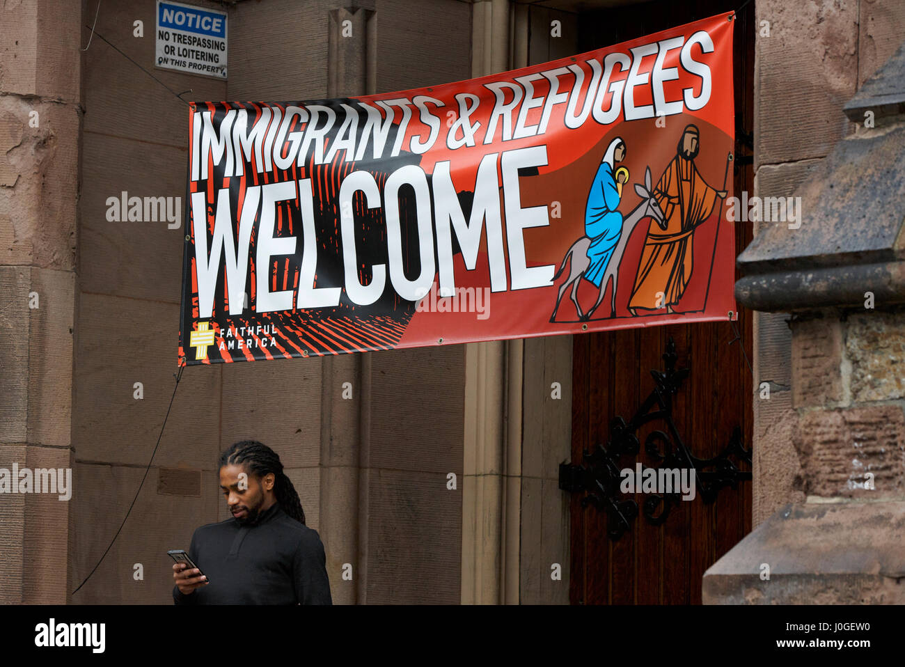 Pro immigrazione immigrati segno sulla Chiesa dell'Alleanza. Boston, Massachusetts Foto Stock
