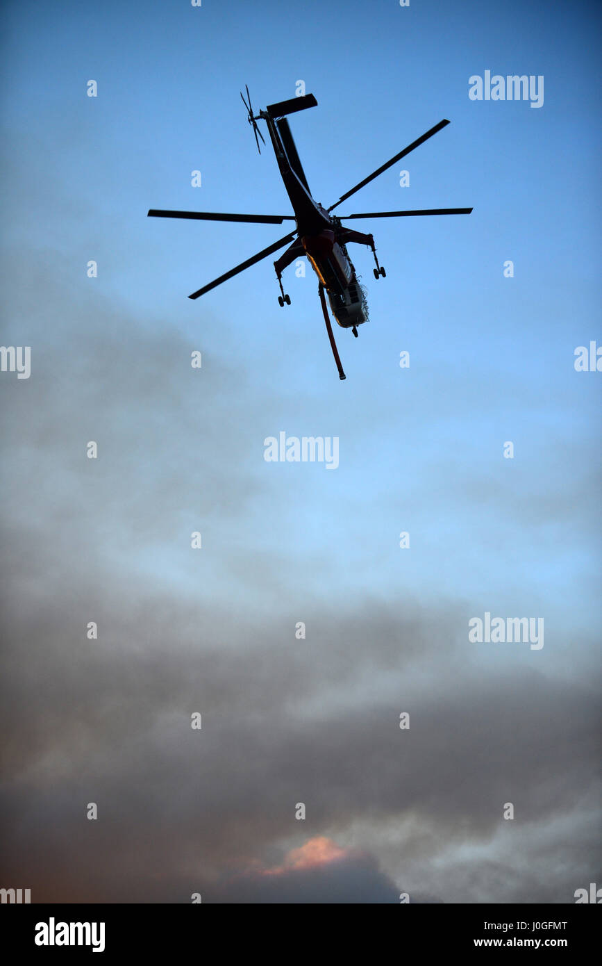 Elicottero combattimenti wildfire in area di Yosemite in California, Regno Staes Foto Stock