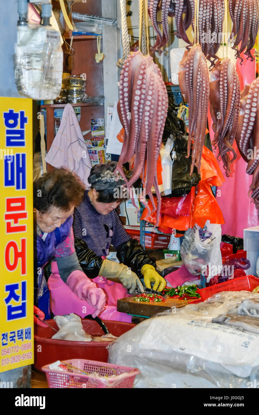 Mercato di Gyeongju Octopus bancarelle Corea del Sud Foto Stock