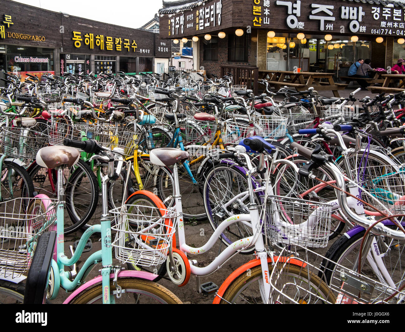 Le biciclette parcheggiate intorno al mercato di Gyeongju Corea del Sud Foto Stock