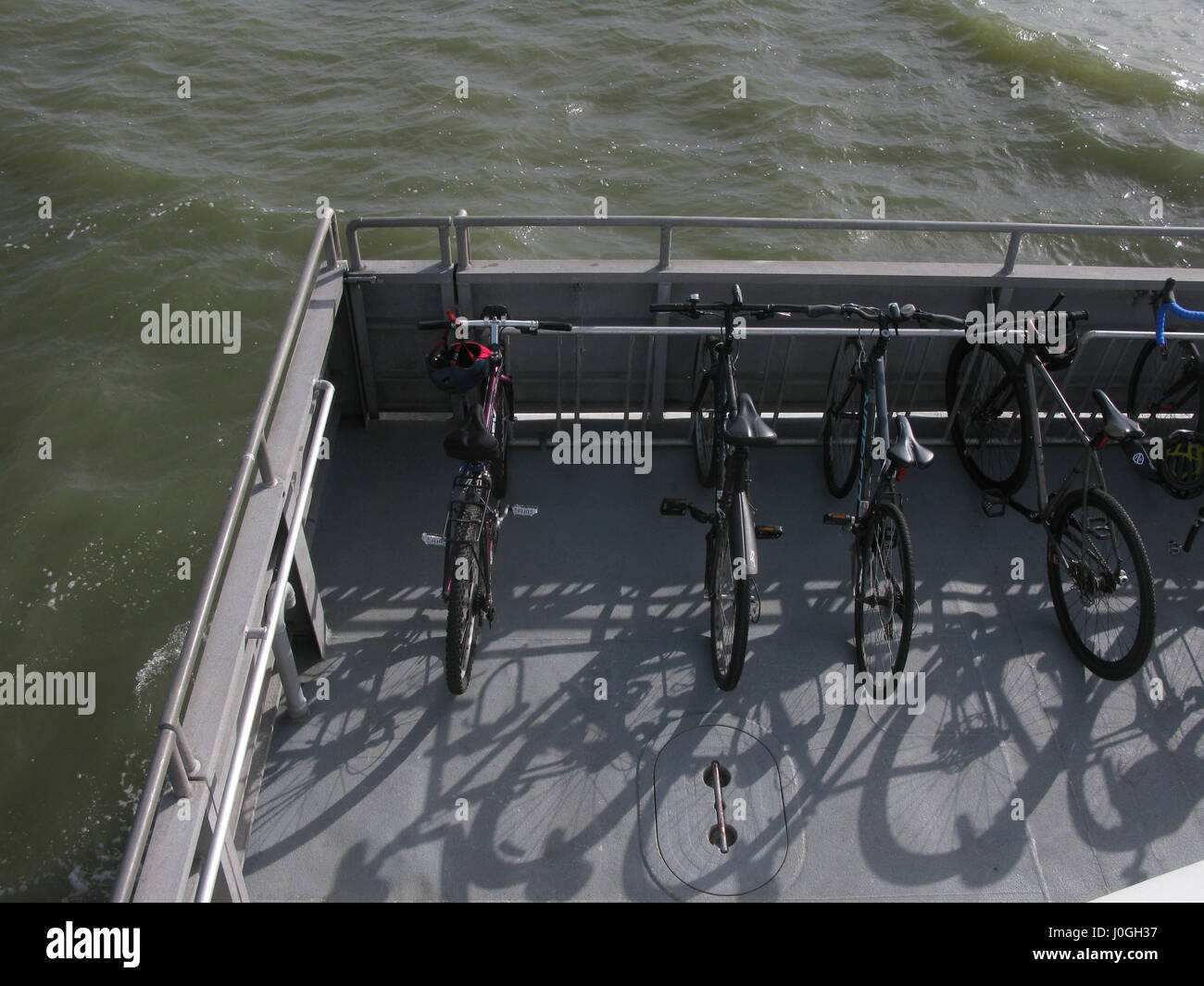 Biciclette pendolari sul San Francisco Bay Ferry Foto Stock