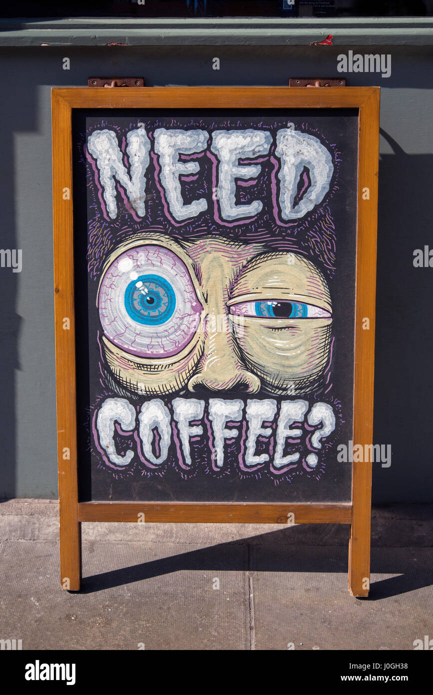Bisogno di caffè? - Pubblicità segno al di fuori di un cafe a Edimburgo, Scozia. Foto Stock Bisogno di caffè? - Pubblicità segno al di fuori di un cafe a Edimburgo, Scozia. Foto Stock