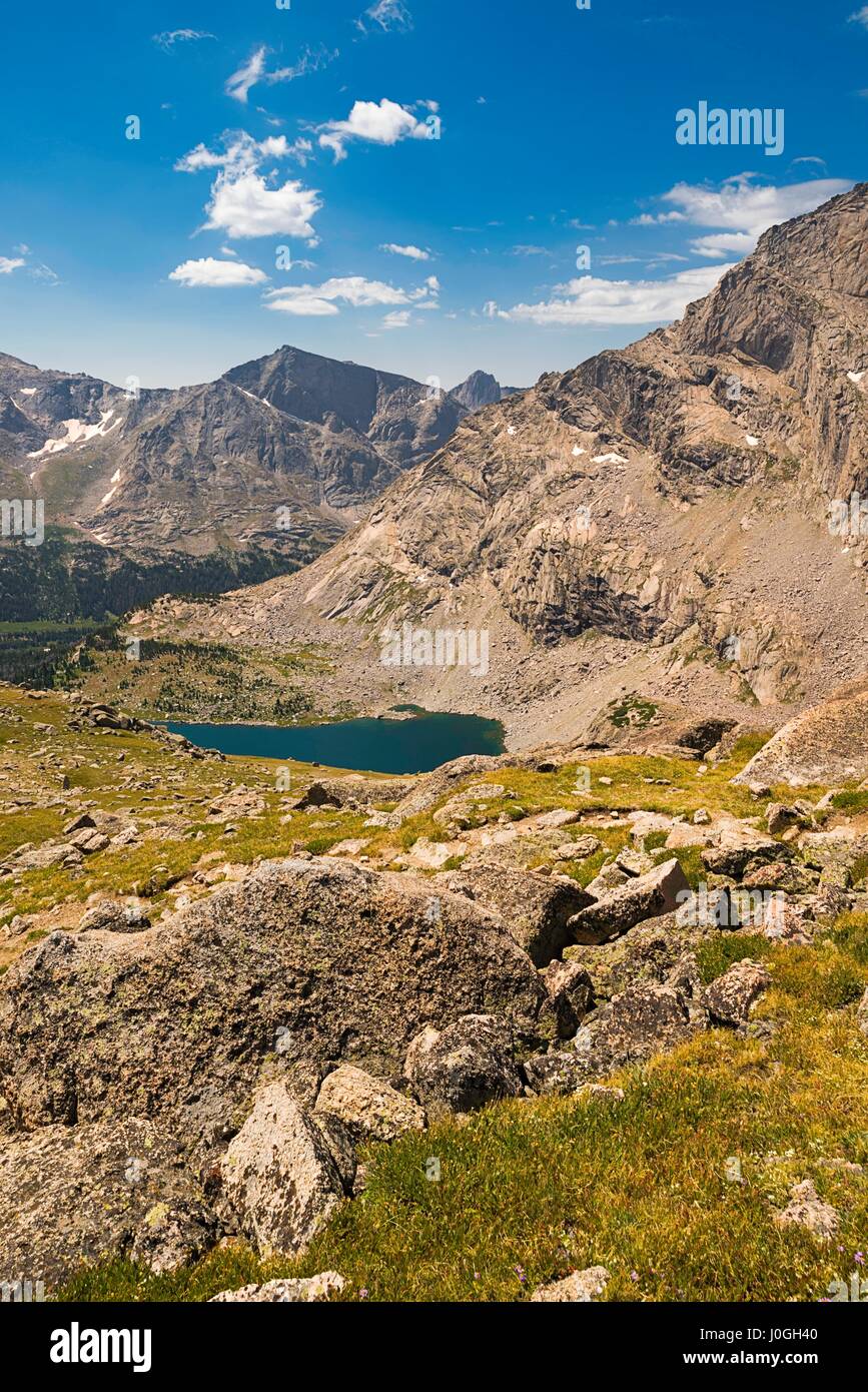 Affacciato sul lago di orso in Wind River range, shoshone National Forest, wyoming Foto Stock