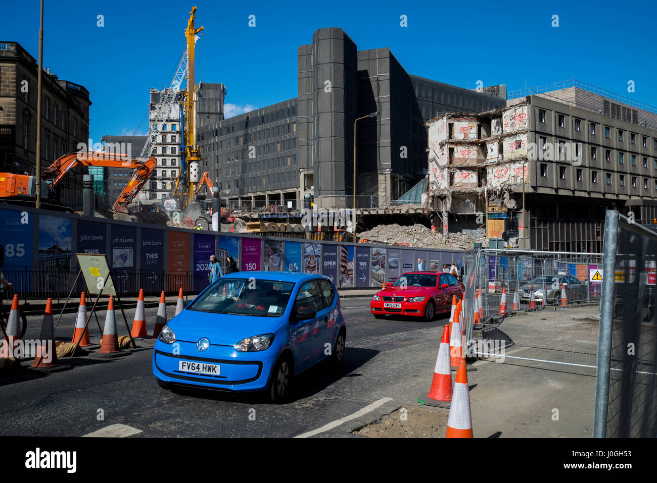 Demolizione della St James Centre di Edimburgo, costruito negli anni settanta il sito viene eliminato per fare spazio a un nuovo hotel, negozi ed appartamenti. Foto Stock