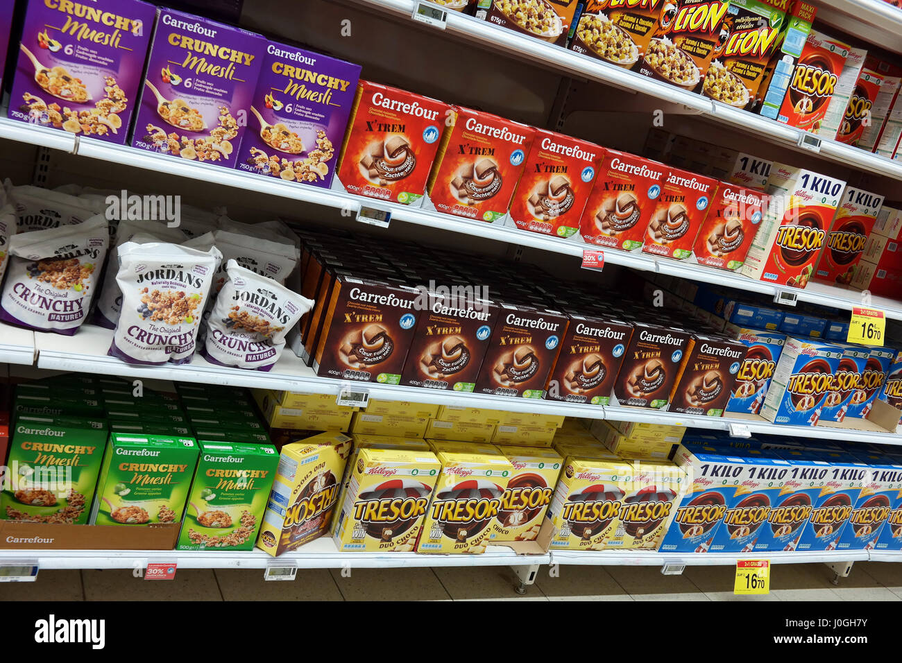 Assortimento muesli in un supermercato Foto Stock