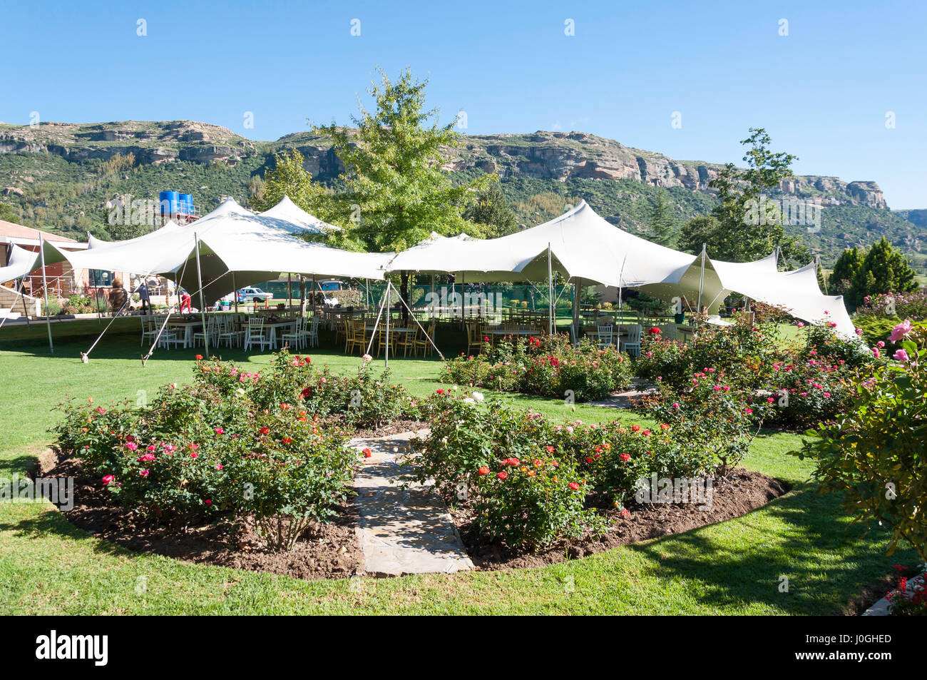 Marquee sul prato in giardini di Botleng Guest House, Ha Makhoathi, Maseru District, Regno di Lesotho Foto Stock