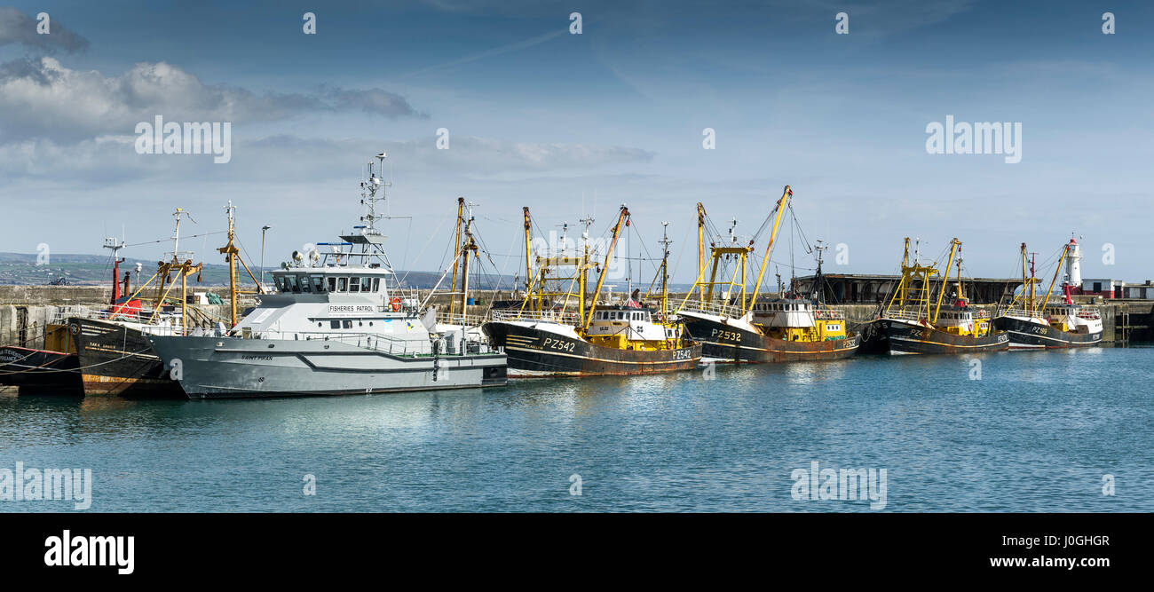 Panorama Newlyn Panoramica porto di pesca San Piran pesca nave pattuglia di barche da pesca pescherecci Pescherecci della flotta di pesca Porto Cornovaglia Foto Stock