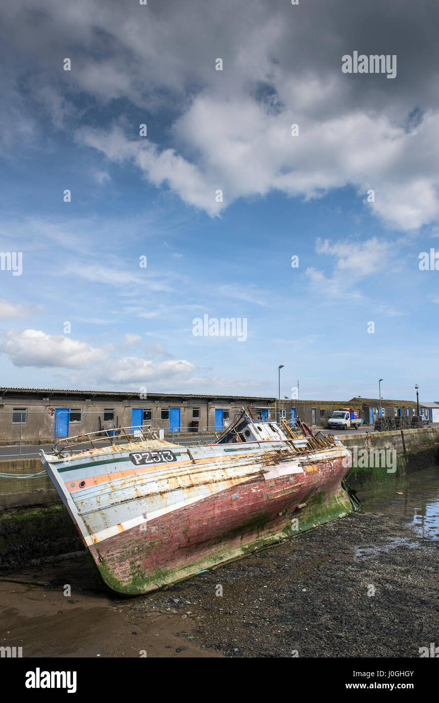 Newlyn porto di pesca PZ513 eccellente barca da pesca peschereccio di rottura in fase di smantellamento Historic Fishing Boat Harbour Porto legato Foto Stock