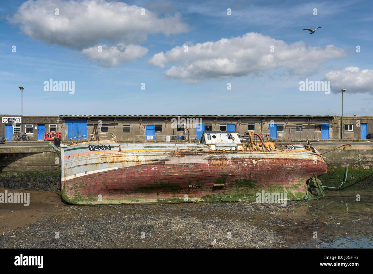 Newlyn porto di pesca PZ513 eccellente barca da pesca peschereccio di rottura in fase di smantellamento Historic Fishing Boat Harbour Porto legato Foto Stock