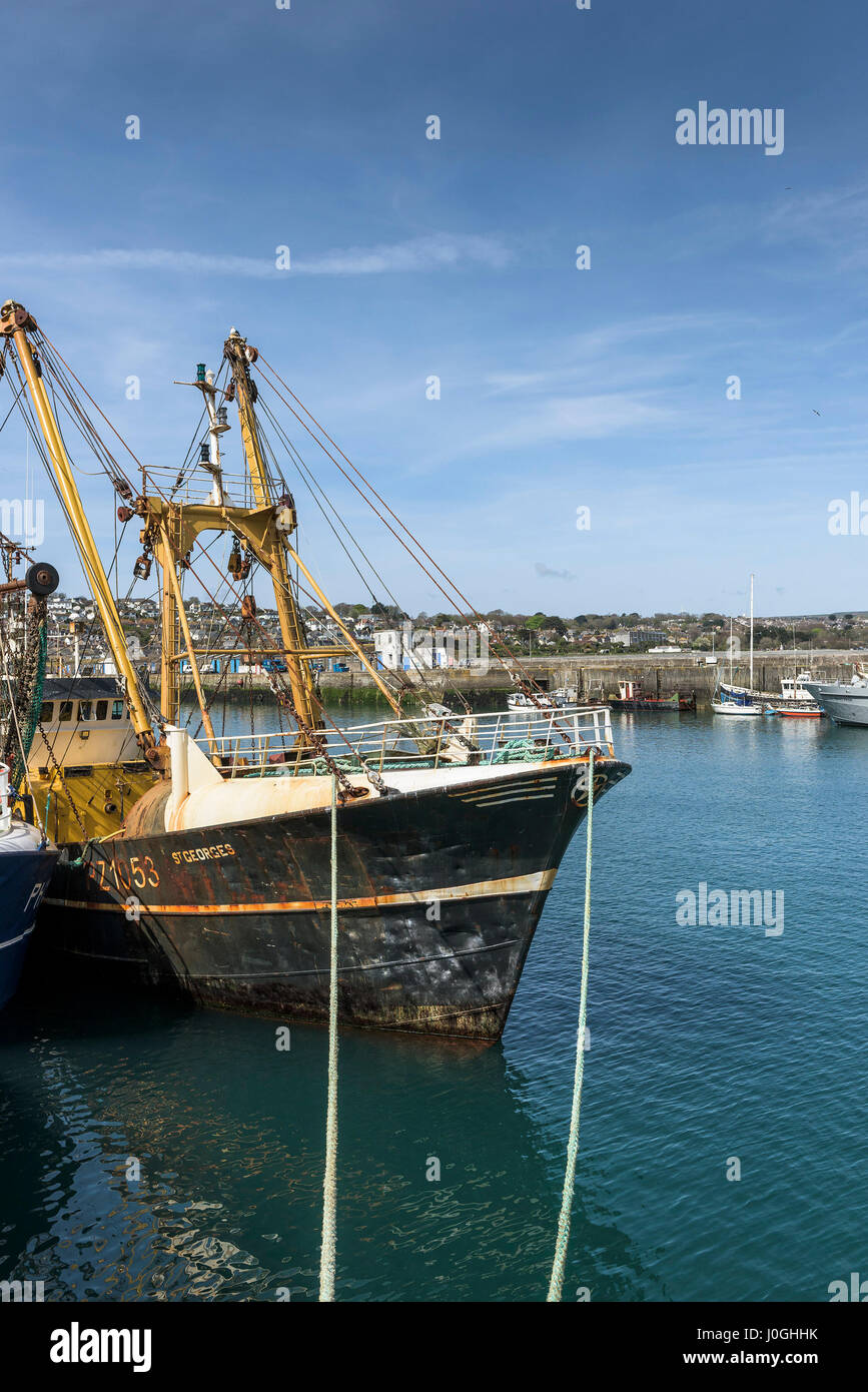 Newlyn; porto di pesca e della flotta di pesca; porto; porto; barche da pesca; navi da pesca; legato; Quayside; entrare in porto; porto; industria della pesca Foto Stock