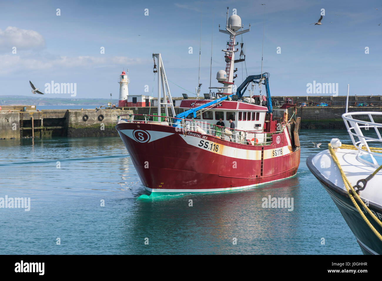 Newlyn porto di pesca SS118 Crystal mare Porto Porto di pesca barca peschereccio entrando in porto porto di pesca costiera Foto Stock