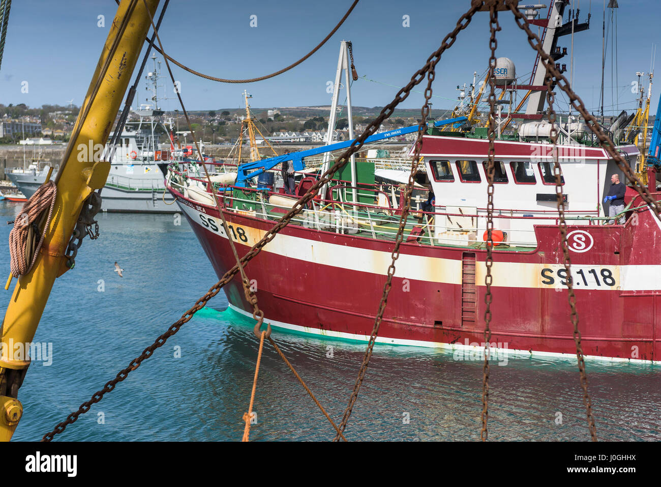 Newlyn porto di pesca SS118 mare cristallino Twin-rig trawler occupare di Ormeggio barca di pesca dei pescherecci della flotta di pesca del porto di banchina del porto Foto Stock