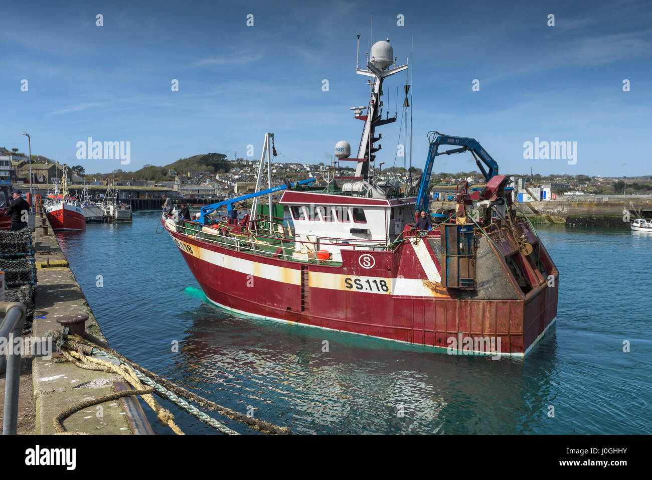 Newlyn porto di pesca SS118 mare cristallino Twin-rig trawler occupare di Ormeggio barca di pesca dei pescherecci della flotta di pesca del porto di banchina del porto Foto Stock