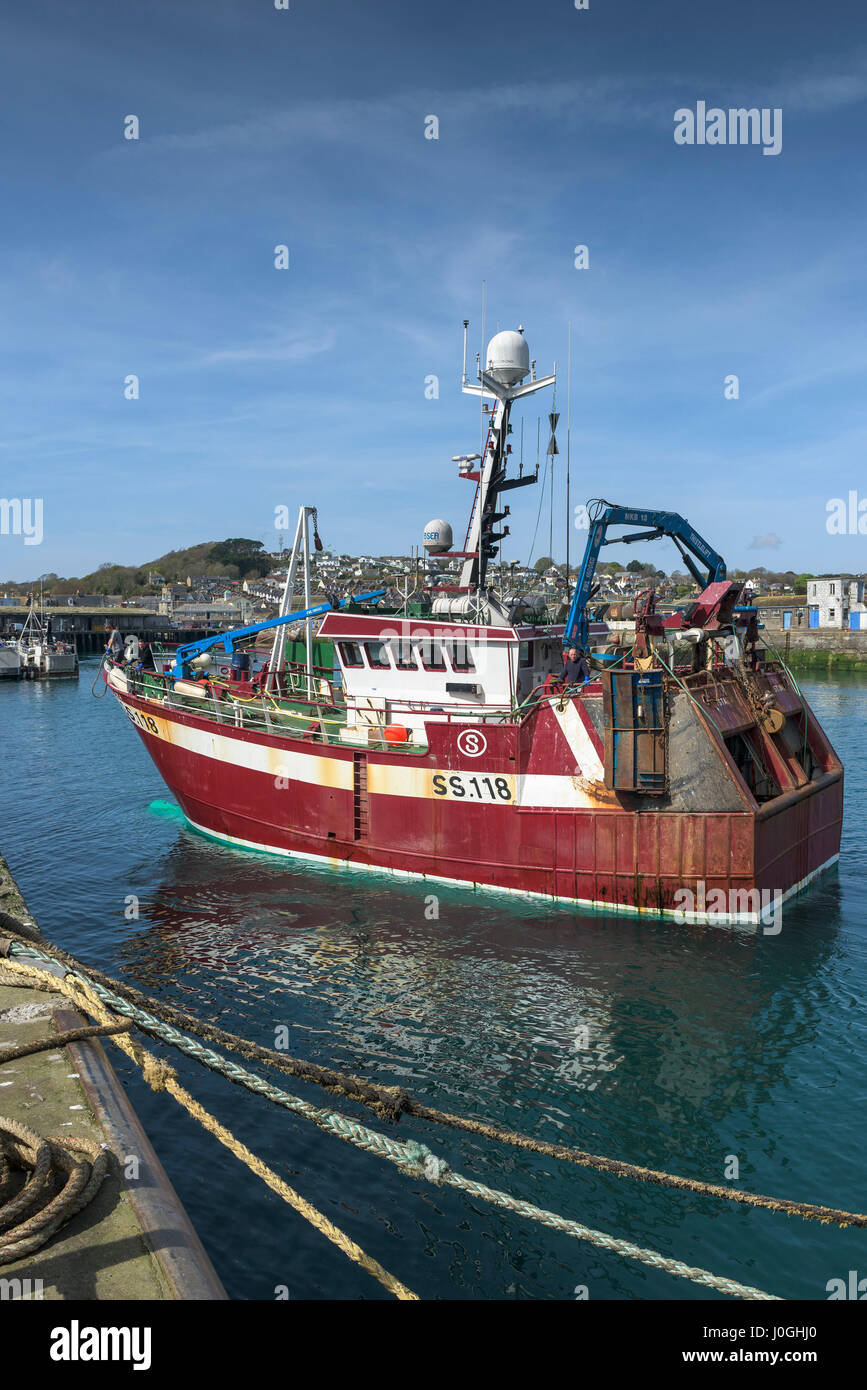 Newlyn porto di pesca SS118 mare cristallino Twin-rig trawler occupare di Ormeggio barca di pesca dei pescherecci della flotta di pesca del porto di banchina del porto Foto Stock