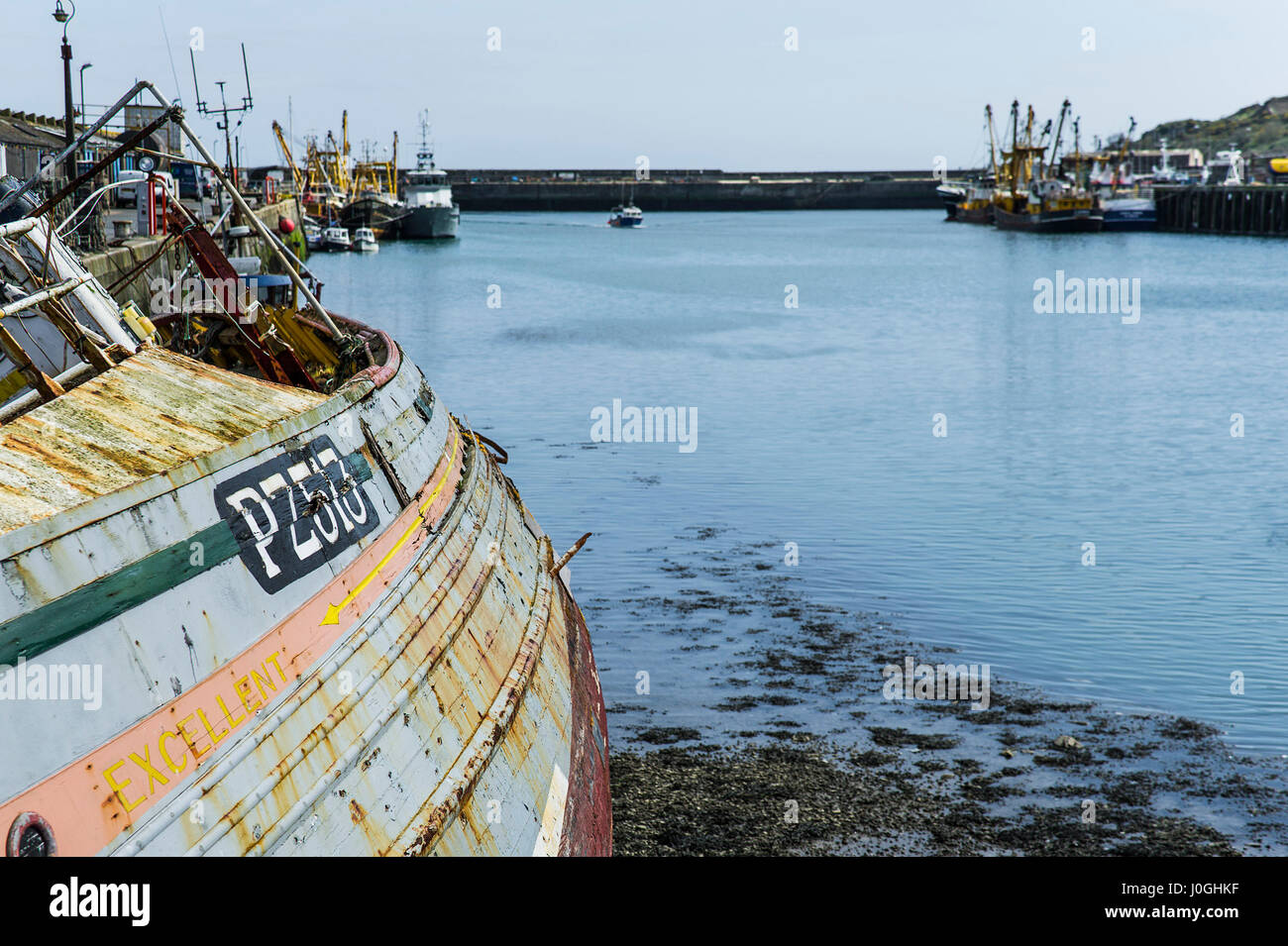 Newlyn porto di pesca PZ513 eccellente barca da pesca peschereccio di rottura in fase di smantellamento Historic Fishing Boat Harbour Porto legato Foto Stock
