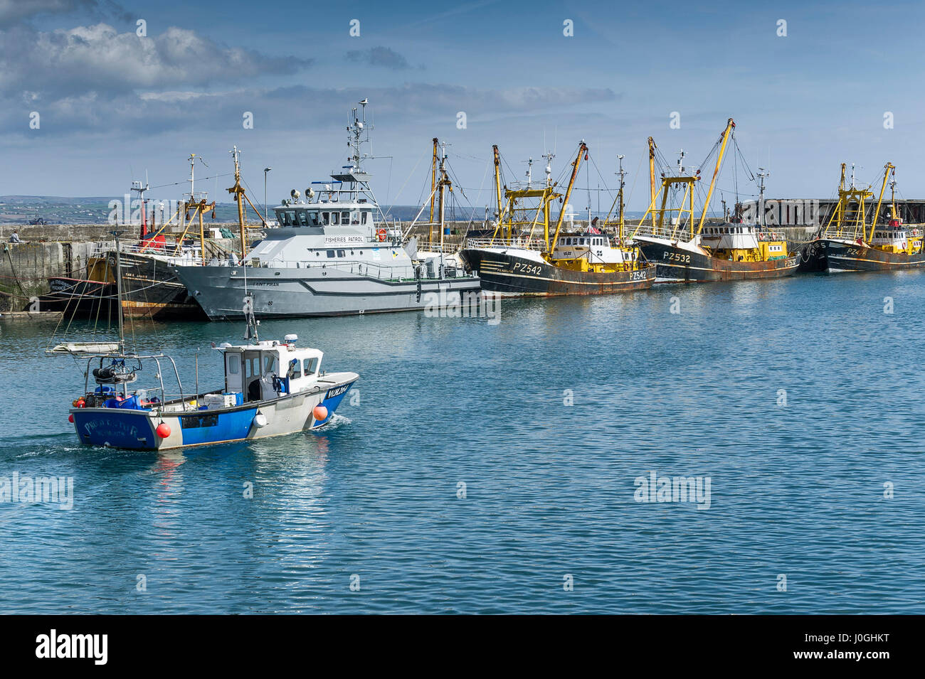 Newlyn porto di pesca WH264 Prospector Harbour Porto barca da pesca di nave da pesca barche da pesca pescherecci sfogliare lasciando harbour legato u Foto Stock