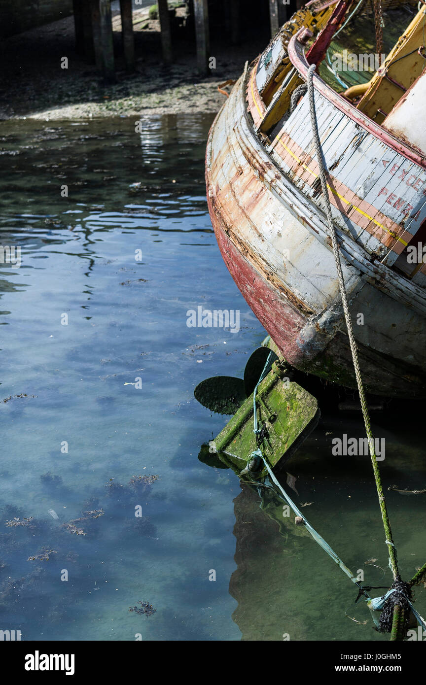 Newlyn porto di pesca PZ513 eccellente barca da pesca peschereccio di rottura in fase di smantellamento Historic Fishing Boat Harbour Porto legato Foto Stock