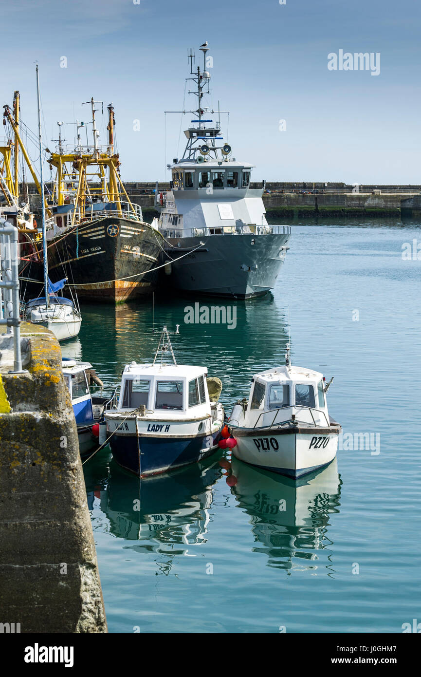 Newlyn porto da pesca Barche da Pesca Porto Porto legato Quayside Harbour industria della pesca costiera Costiera scena Cornovaglia Foto Stock