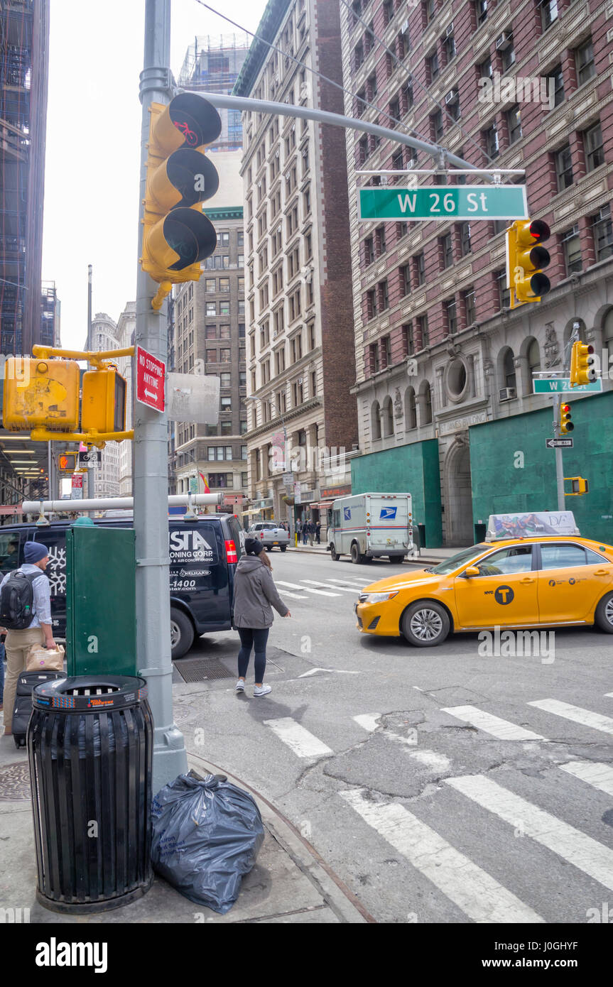 La città di New York Street con semaforo, iconico NY Taxi, strada segno & Garbage può Foto Stock