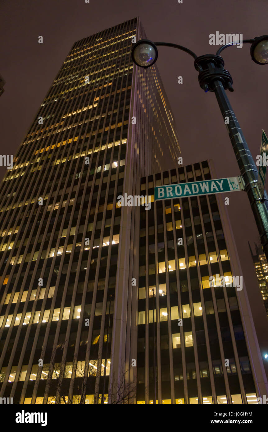 Grattacielo su Broadway New York City (NYC), un cartello stradale, la notte Foto Stock