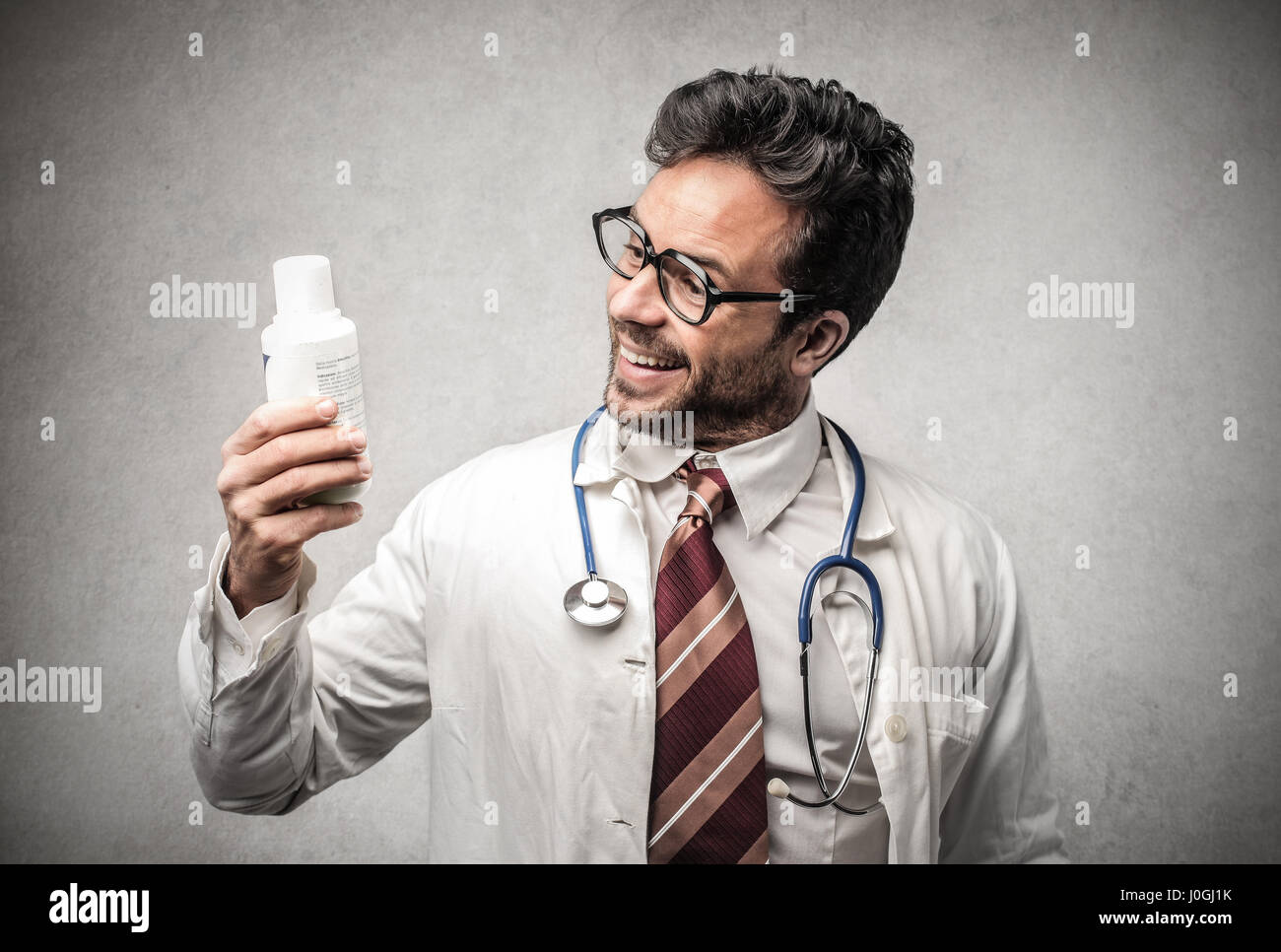 Medico uomo con farmaci Foto Stock