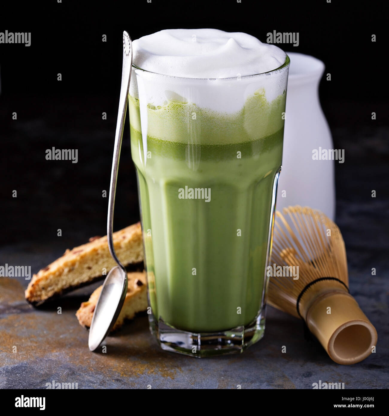 Matcha latte in bicchieri alti Foto Stock