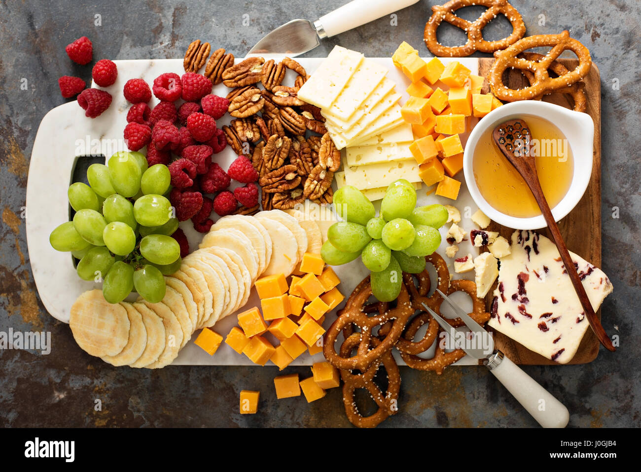 Formaggio e spuntini piatto con miele e frutta fresca Foto Stock