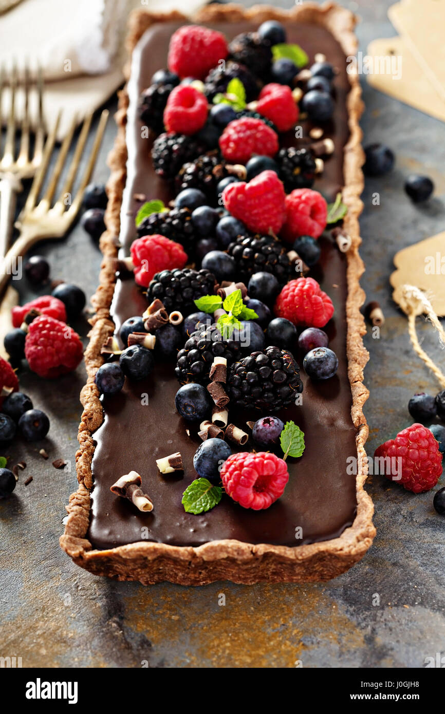 Glassa al cioccolato crostata con frutti di bosco freschi Foto Stock