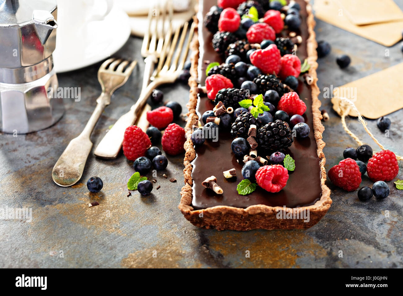 Glassa al cioccolato crostata con frutti di bosco freschi Foto Stock