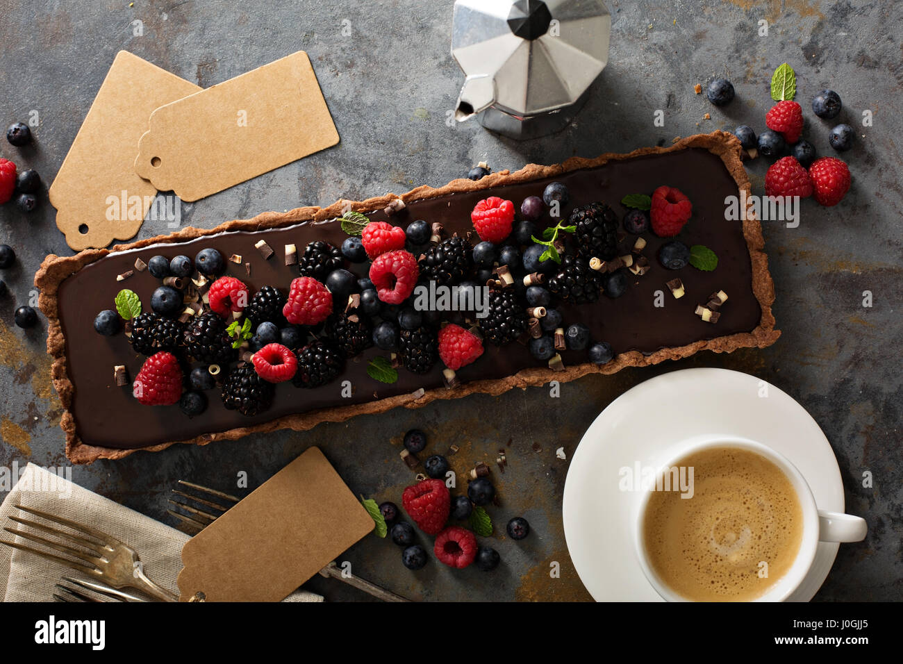 Glassa al cioccolato crostata con frutti di bosco freschi Foto Stock