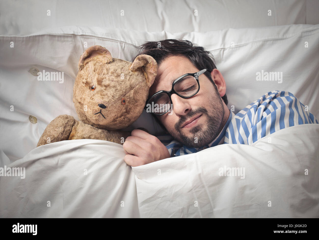 Uomo dorme con Teddy bear Foto Stock