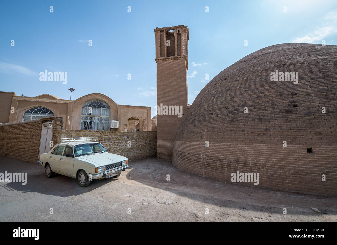 Antico serbatoio acqua e vento torre denominata badgir sulla città vecchia di Kashan città, capitale della contea di Kashan dell'Iran. Paykan auto sulla foto Foto Stock