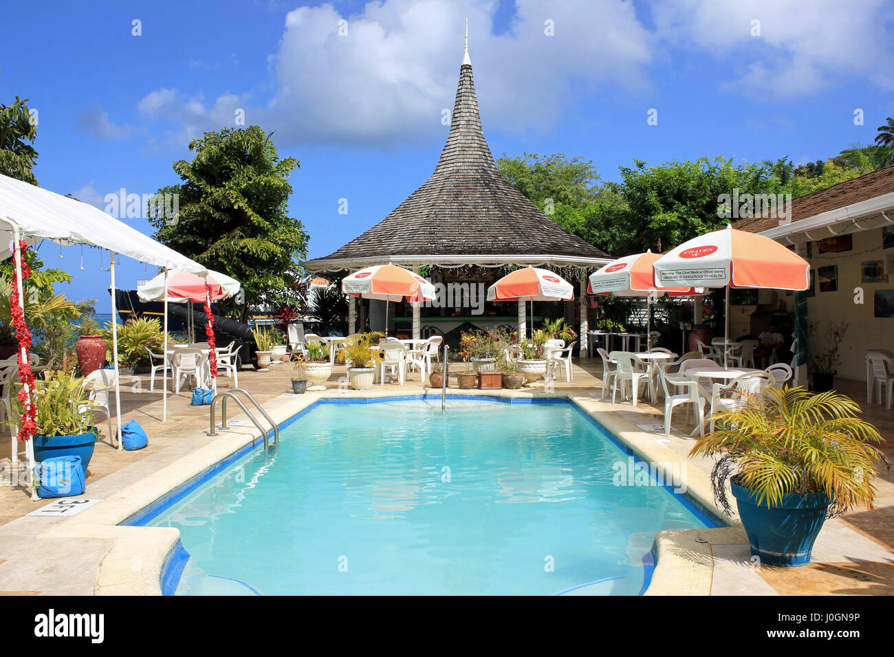 La piscina a Marybelle's Pub sul molo, Errol Flynn Marina, Port Antonio, Giamaica Foto Stock