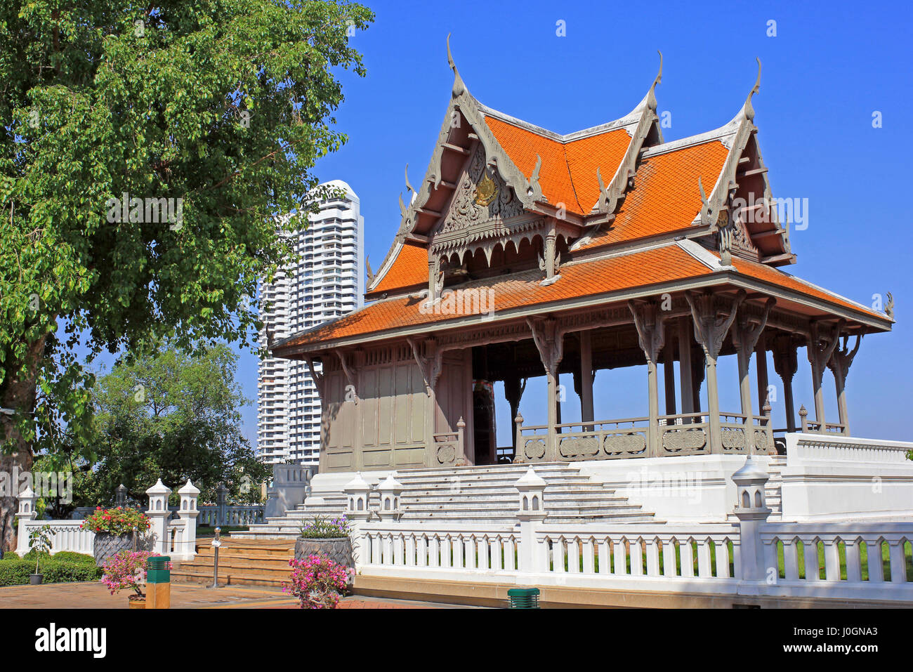 Pagoda in Santichai Prakan parco pubblico, Phra Arthit Pier, Bangkok, Thailandia Foto Stock
