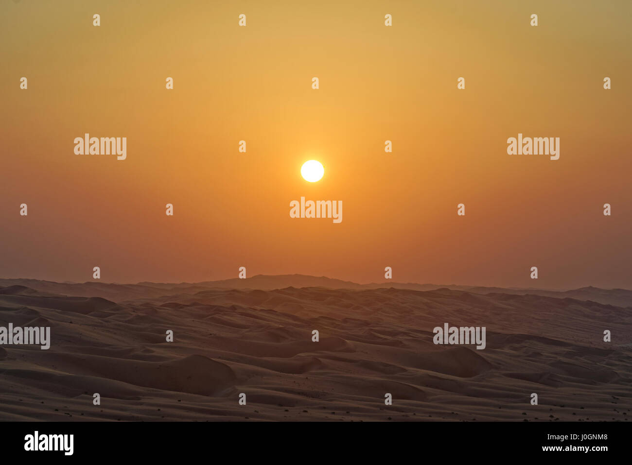 Sunset Sun al di sopra del Rub' al Khali desert Foto Stock