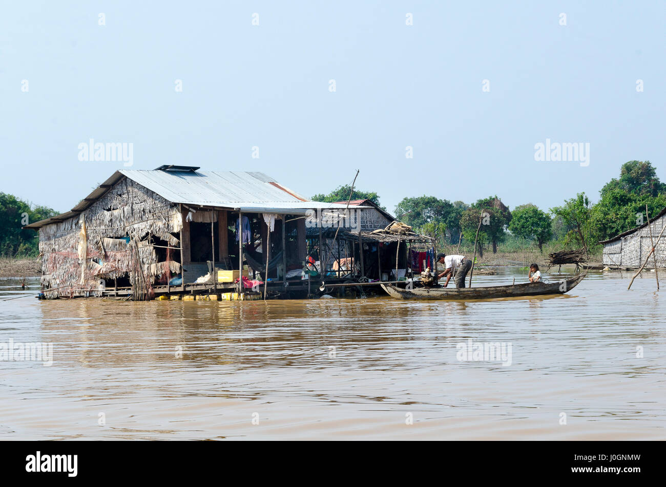 Kampong Phluk, villaggio galleggiante sul lago Tonle Sap, Siem Reap, Cambogia Foto Stock