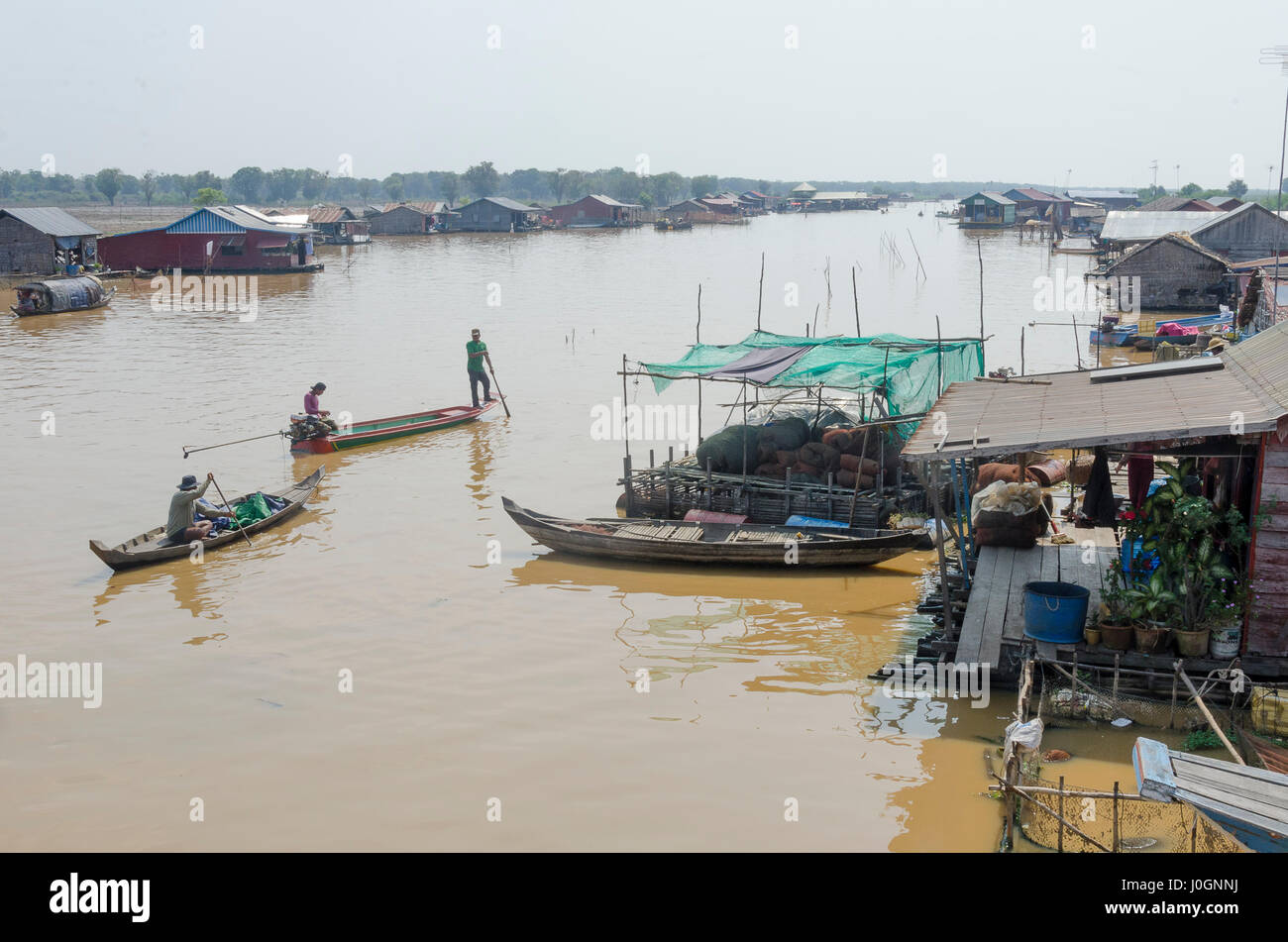 Kampong Phluk, villaggio galleggiante sul lago Tonle Sap, Siem Reap, Cambogia Foto Stock