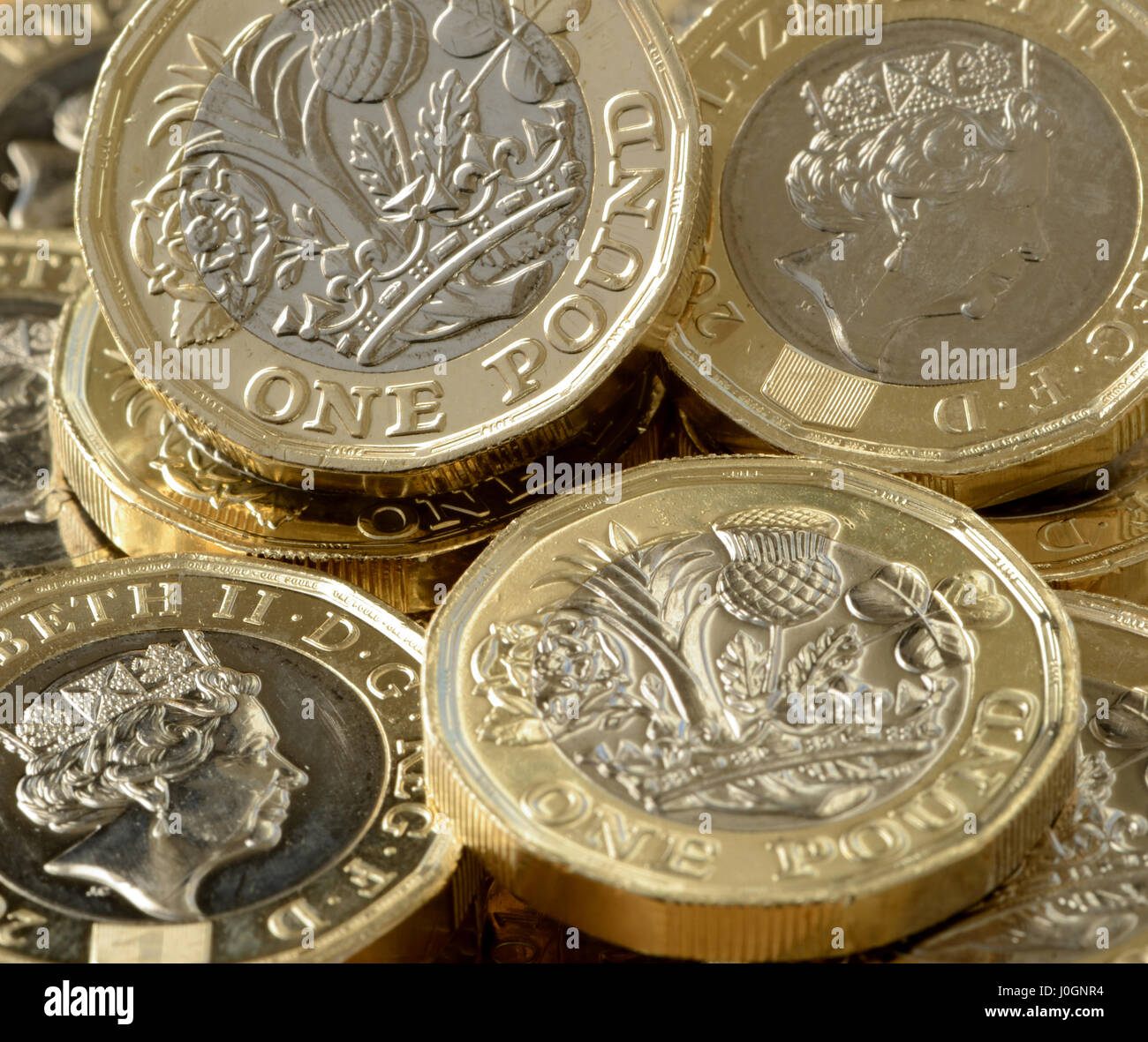 Nuovo £ 1 moneta è 12 lati ed è il più sicuro di moneta nel mondo - British nuovo £ 1 moneta bimetallica è con immagine latente che cambia dal simbolo £ - 1h Foto Stock