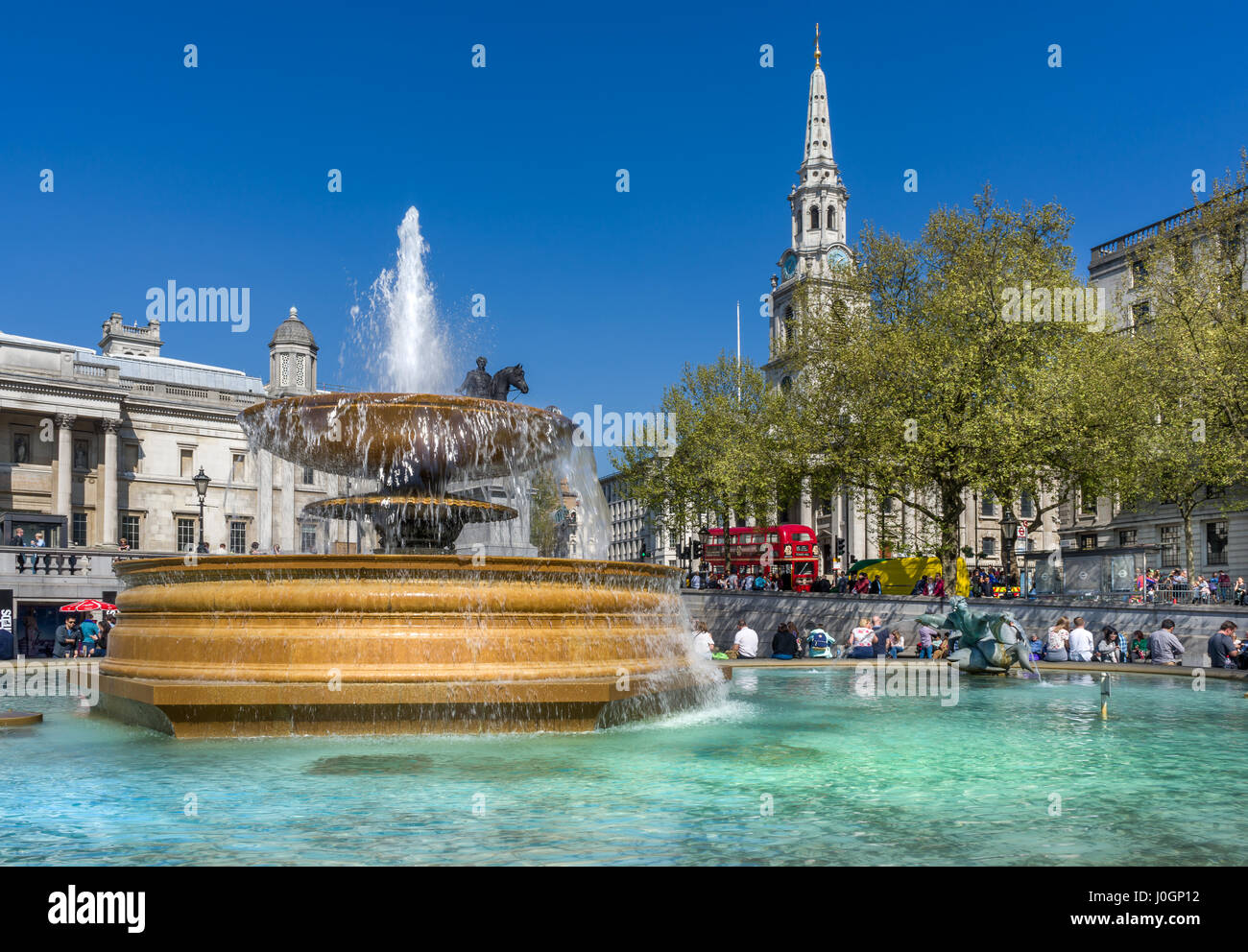 Trafalgar Square è una piazza della città di Westminster, Londra Centrale. Essa commemora la Battaglia di Trafalgar che ha avuto luogo nel 1805. Foto Stock