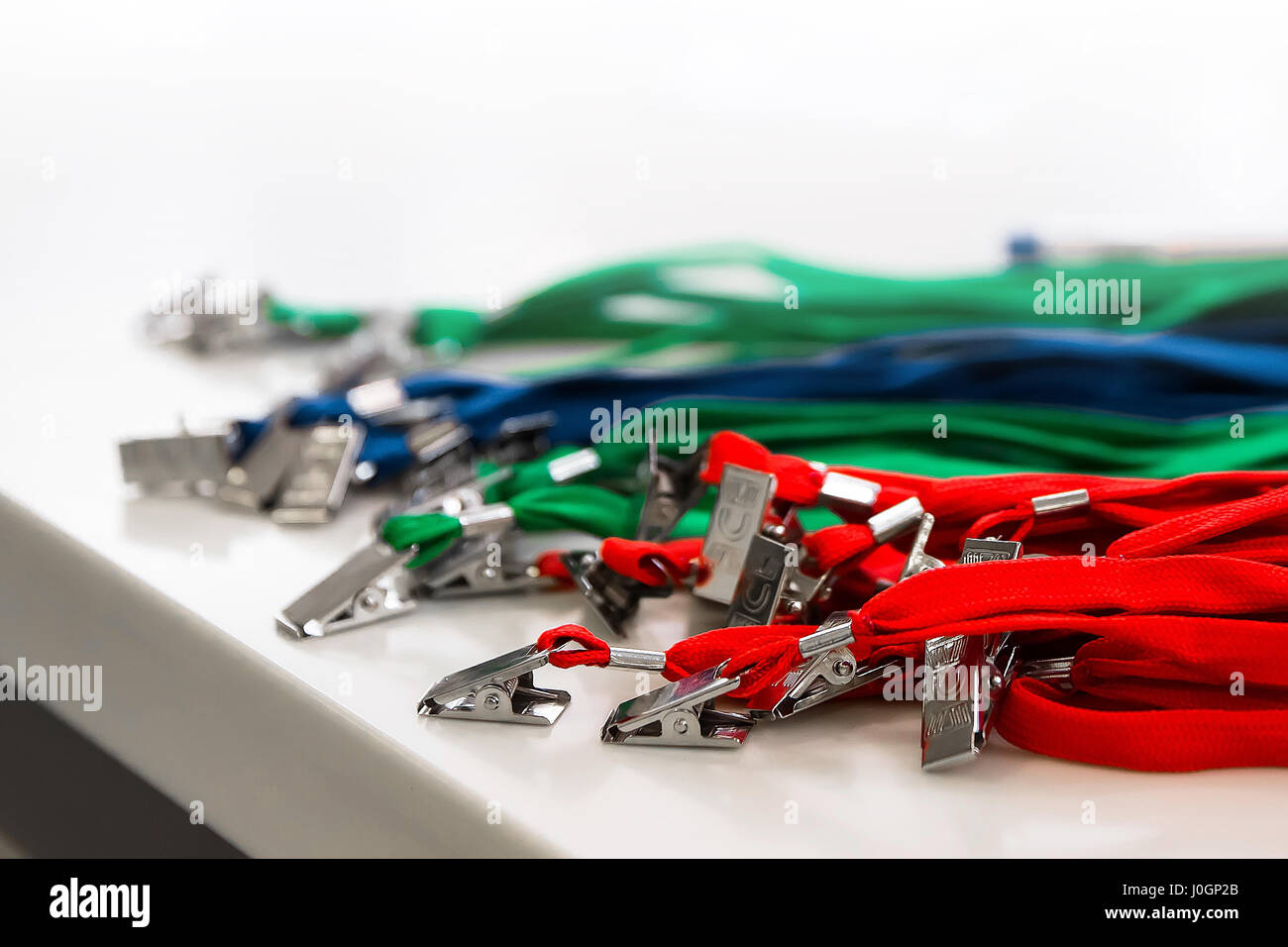 Cordino colorato per carte di identità e badge su sfondo bianco Foto Stock