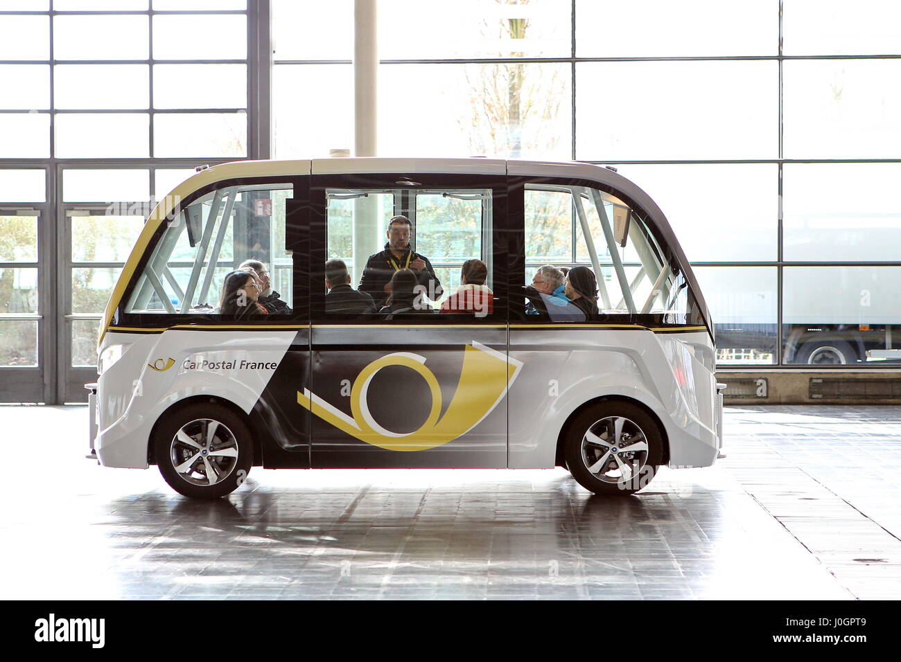 Hannover, Germania. 21 marzo, 2017. auto-guida minibus elettrico da Autopostale Svizzera (qui la sua filiale francese CarPostal France) invides fair visitatori per una prova di guida con questo 'SmartShuttle' attraverso il salone fiera 13. Questa autonoma bus (nome del modello: Arma) è fabbricato da Navya Sas (Francia), è considerata la prima serie autonoma per veicolo trafiic locale in uso da 2016 (es. La Svizzera, Francia), max 15 persone, velocità massima 45 km/h. CeBIT 2017, ICT trade fair, piombo tema 'd!conomy - senza limiti". Photocredit: Christian Lademann Foto Stock