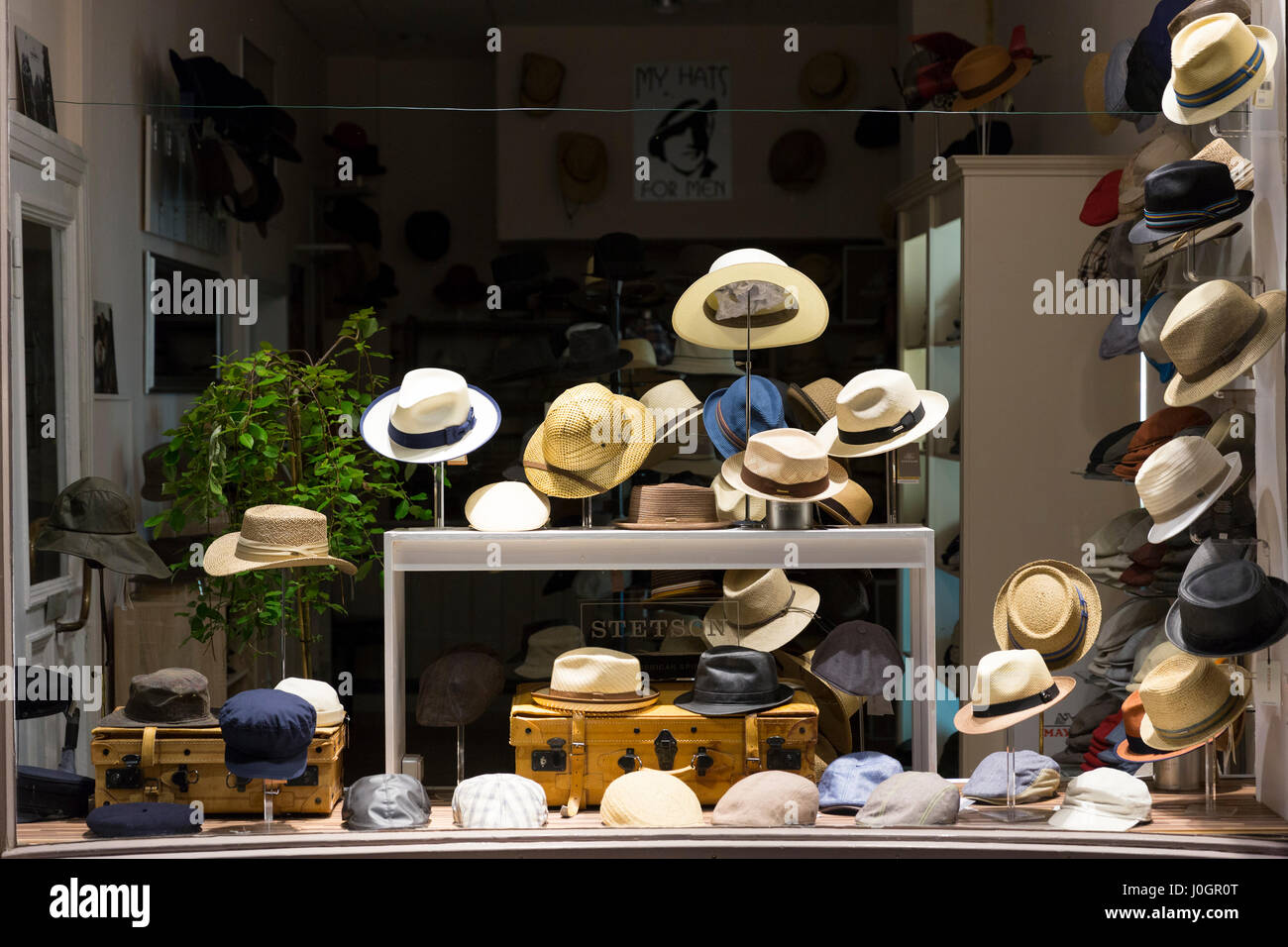 Visualizzazione di uomini cappelli - Panama cappelli e berretti, cappelli  in negozio di abbigliamento finestra, Lubecca, Germania settentrionale Foto  stock - Alamy