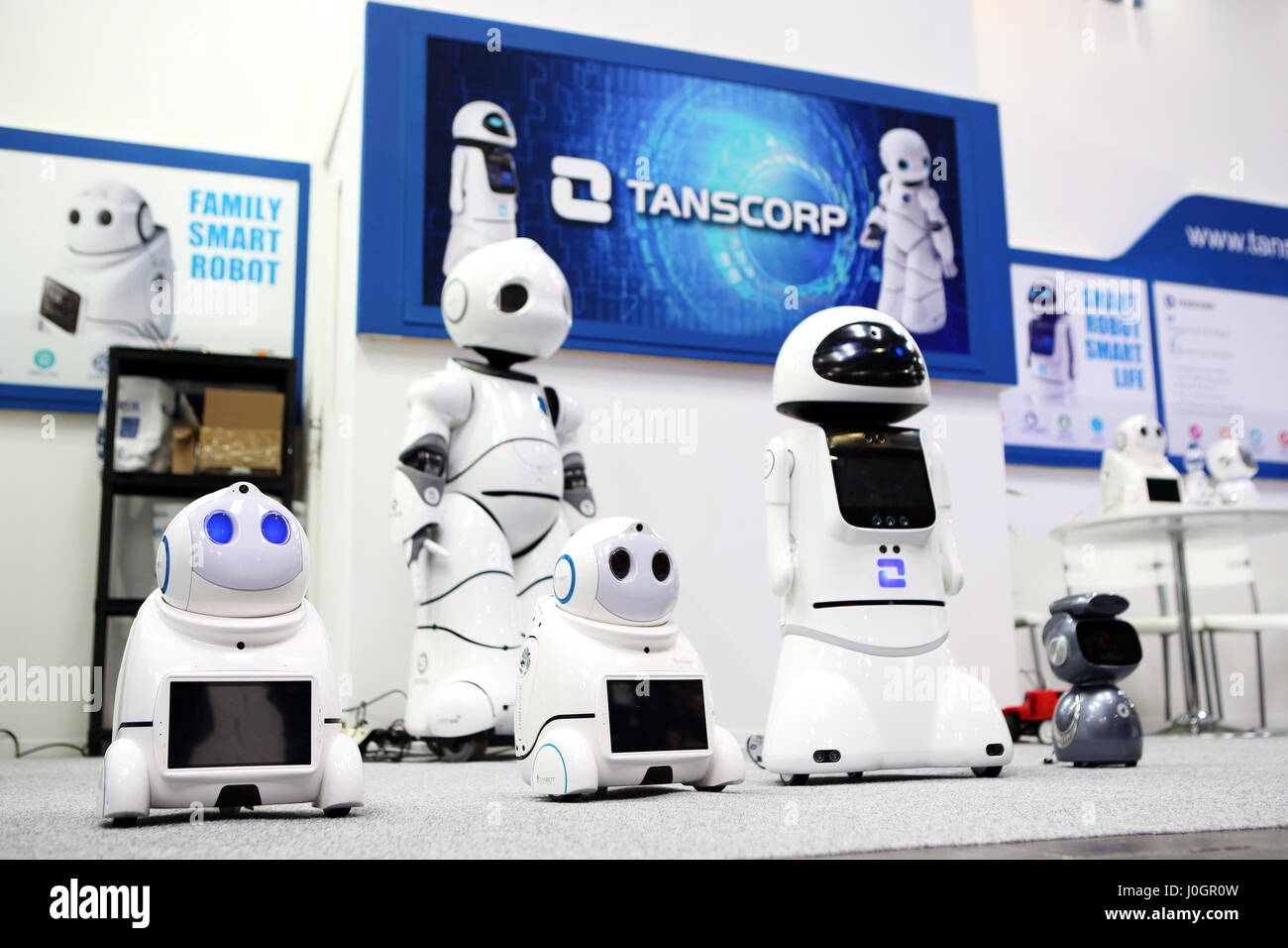 Hannover, Germania. 21 marzo, 2017. Intelligent robot umanoidi da "Tanscorp' (Shenzhen Tanscorp Technology Co. Ltd, Cina). CeBIT 2017, ICT trade fair, piombo tema 'd!conomy - senza limiti". Photocredit: Christian Lademann Foto Stock