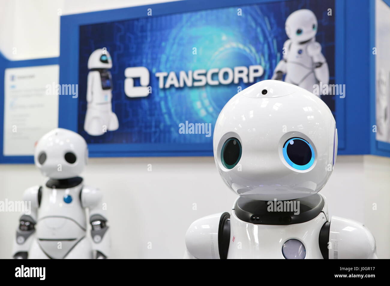 Hannover, Germania. 21 marzo, 2017. Intelligent robot umanoidi da "Tanscorp' (Shenzhen Tanscorp Technology Co. Ltd, Cina), qui il modello "UU", utilizzabili in servizi come tour/guida shopping e intrattenimento. CeBIT 2017, ICT trade fair, piombo tema 'd!conomy - senza limiti". Photocredit: Christian Lademann Foto Stock