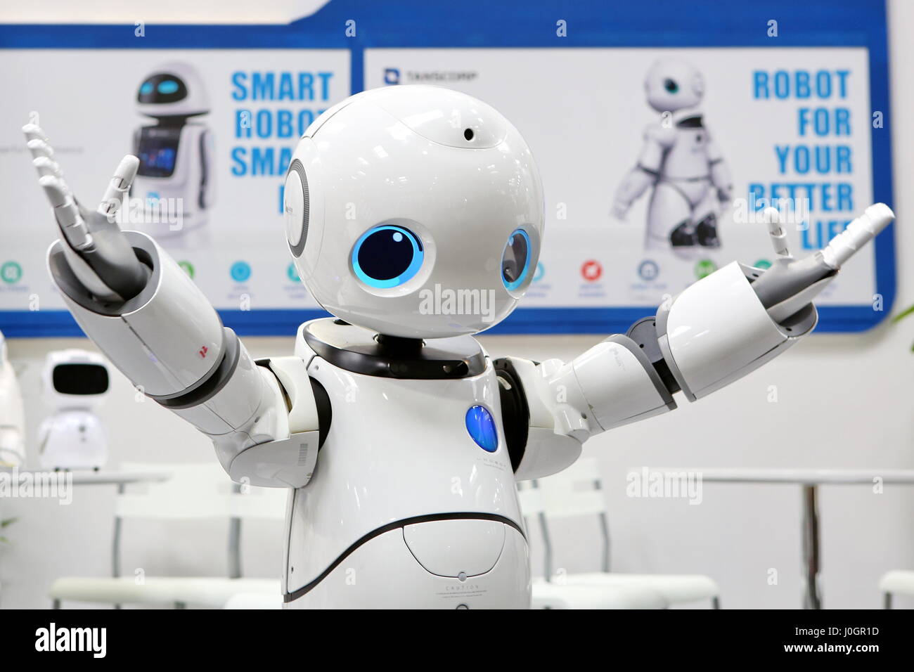 Hannover, Germania. 21 marzo, 2017. Intelligent robot umanoidi da "Tanscorp' (Shenzhen Tanscorp Technology Co. Ltd, Cina), qui il modello "UU", utilizzabili in servizi come tour/guida shopping e intrattenimento. CeBIT 2017, ICT trade fair, piombo tema 'd!conomy - senza limiti". Photocredit: Christian Lademann Foto Stock