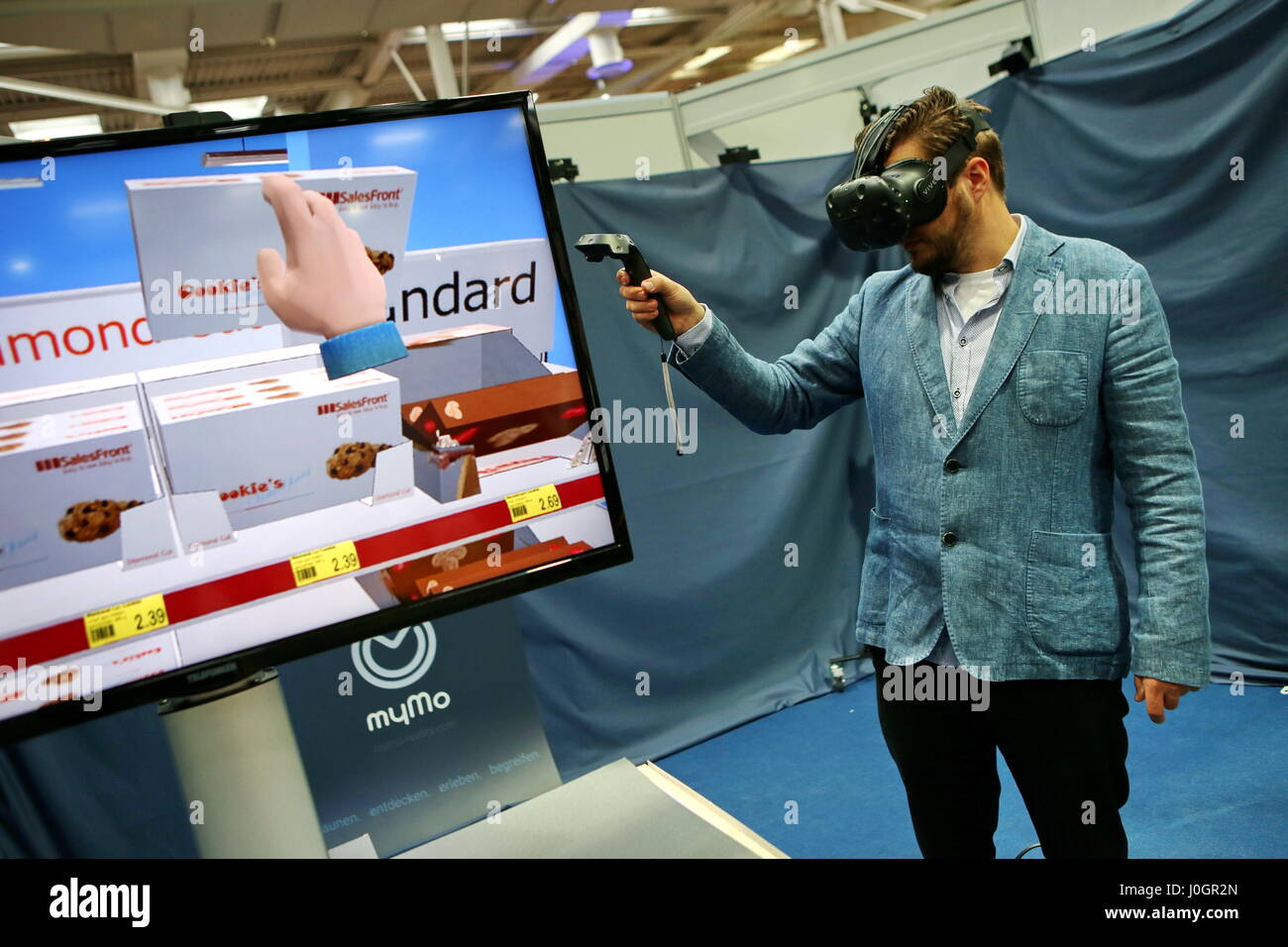 Hannover, Germania. 21 marzo, 2017. Applicazione di realtà virtuale - allo stand da Mymo realtà (Treffpunkt Idee UG) con particolare attenzione alle realtà mista di esperienze. CeBIT 2017, ICT trade fair, piombo tema 'd!conomy - senza limiti". Photocredit: Christian Lademann Foto Stock