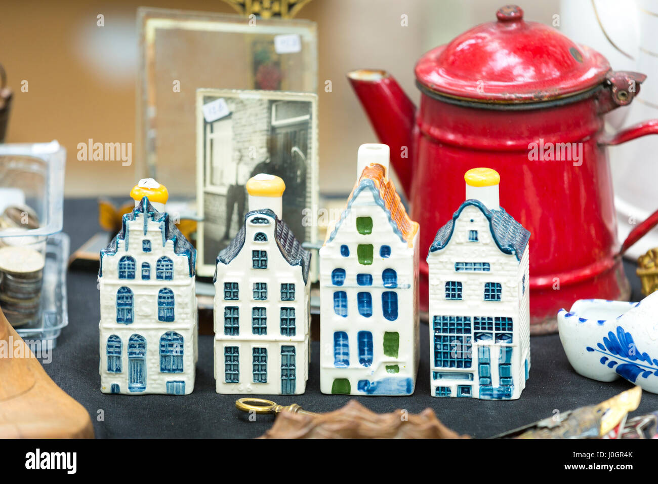 Ceramiche tradizionali case olandesi, pezzi di antiquariato e bric a brac oggetti alla bancarella di strada al mercato di Bruges, Belgio Foto Stock